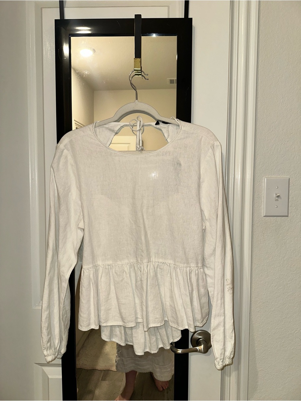 Women’s White Long-Sleeve Linen Top